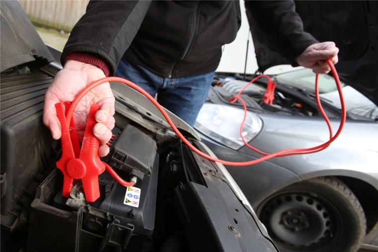Auto springt nicht an? Batterie streikt? Das müsst ihr bei der Starthilfe beachten Wenn nach einer kalten Nacht die Autobatterie streikt, sollten Autofahrer bei der Starthilfe einiges beachten.