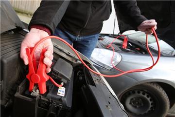 Wenn nach einer kalten Nacht die Autobatterie streikt, sollten Autofahrer bei der Starthilfe einiges beachten.