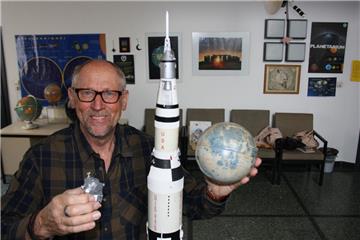 Wenn Rolf Schäfer vom Weltall, von der Mondlandung und von Meteoriten spricht, ist er in seinem Element. Mit seiner ansteckenden Begeisterung und seinen Vergleichen aus dem Alltag macht er den Sternenhimmel auch für Laien verständlich. Hier zeigt er ein maßstabsgetreues Modell der Mondrakete Saturn V und das von ihr ins All beförderte Raumschiff, die „Columbia“. 