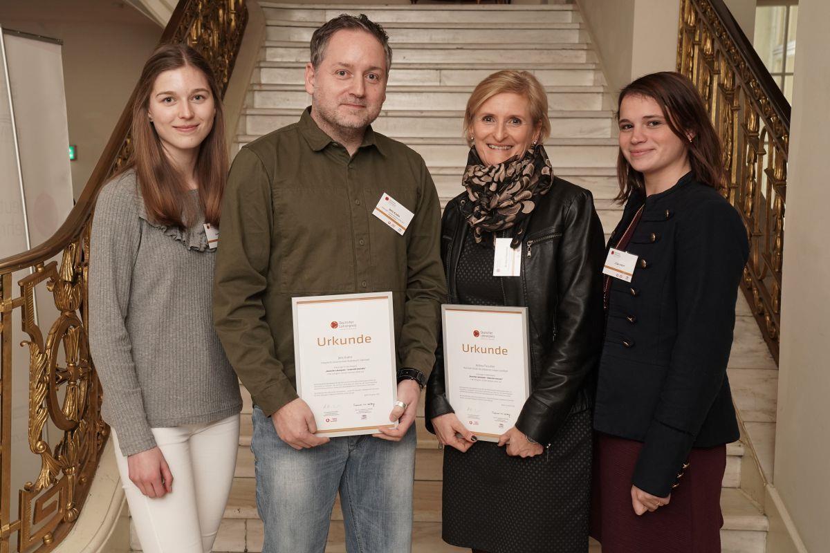 Beste Lehrerin Deutschlands: So erlebte Andrea Passchier die Preisverleihung Wenn Schüler Lehrer auszeichnen, in dieser Kategorie hat Andrea Passchier (2. v. r.) von der BBS Schiffdorf nämlich den Deutschen Lehrerpreis gewonnen, dann darf auch eine Schülerin nicht fehlen, Lisa Indorf (r.) begleitete ihre Lehrerin. Zu sehen ist auch Lehrer Jens Krohn aus Hannover mit Lara Meier.