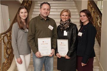 Wenn Schüler Lehrer auszeichnen, in dieser Kategorie hat Andrea Passchier (2. v. r.) von der BBS Schiffdorf nämlich den Deutschen Lehrerpreis gewonnen, dann darf auch eine Schülerin nicht fehlen, Lisa Indorf (r.) begleitete ihre Lehrerin. Zu sehen ist auch Lehrer Jens Krohn aus Hannover mit Lara Meier.