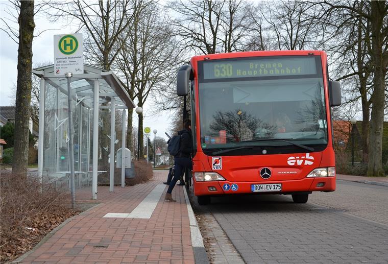 Ein Bus der Linie 630 Zeven-Bremen hält am Busbahnhof in Tarmstedt.
