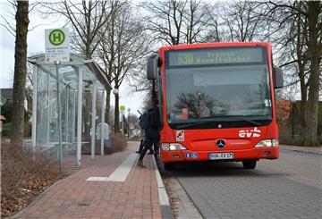 Ein Bus der Linie 630 Zeven-Bremen hält am Busbahnhof in Tarmstedt.