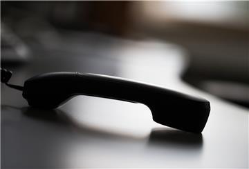 Wenn sich eine Computerstimme am Telefon meldet, sollten sofort alle Alarmglocken schrillen und das Gespräch sollte umgehend beendet werden.