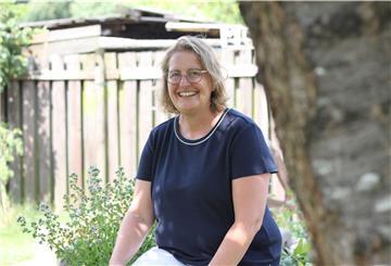 Wenn sie sich für ihren Arbeitgeber, die Bundeswehr, für ein Foto in Position bringt, dann muss sie ernst gucken. Privat ist Susanne Schmiedel locker und fröhlich. Im Herbst will die 45-Jährige Bürgermeisterin in Breddorf werden.