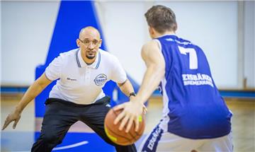 Wenn Spieler es wünschen, bekommen sie auch Einzeltraining bei Allen Ray Smith. Der Assistenztrainer der Eisbären sieht das als wichtigen Teil seiner Arbeit an. 