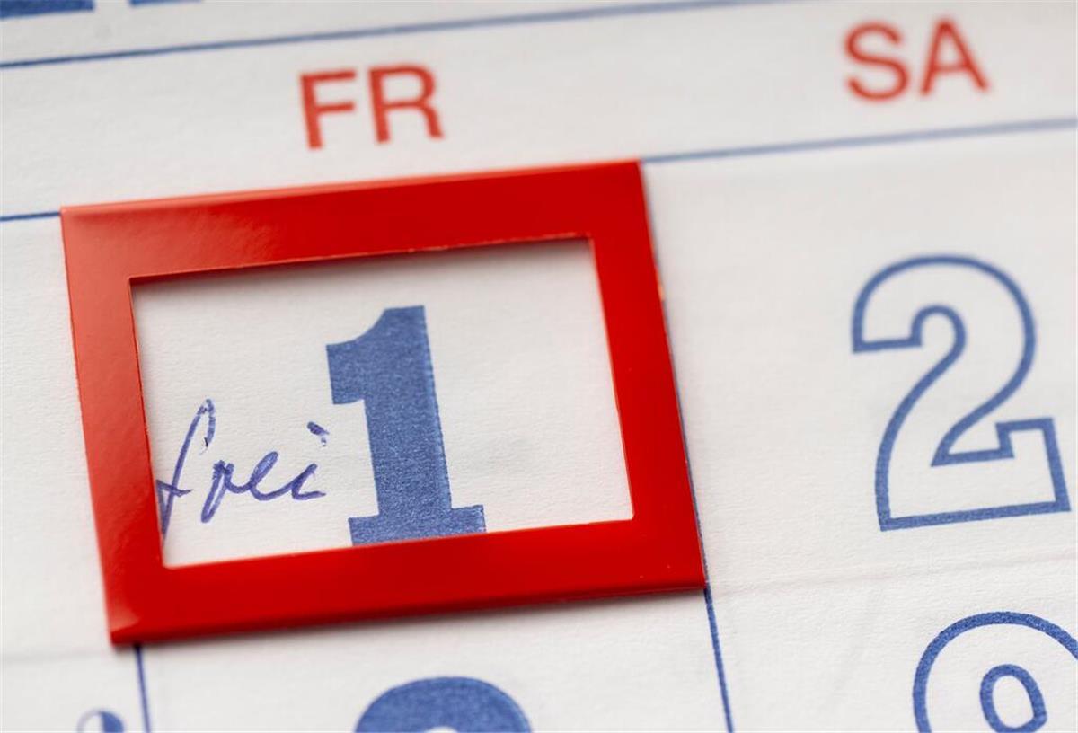 Urlaub 2026 clever planen: So holst du das Maximum aus deinen freien Tagen raus Die Zahl 1 auf einem Kalender ist markiert. Daneben steht das Wort "frei".