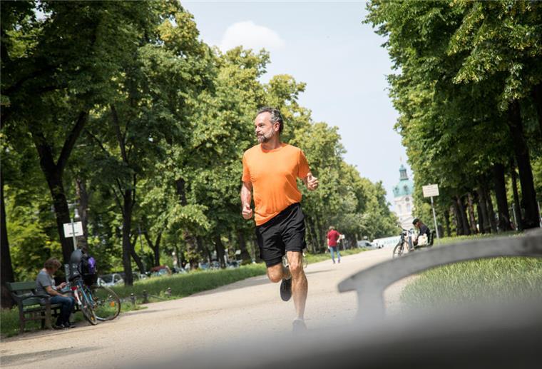 Das hilft beim Abnehmen: Diese 3 Sportarten verbrennen am meisten Kalorien Ein Mann joggt durch einen Park.