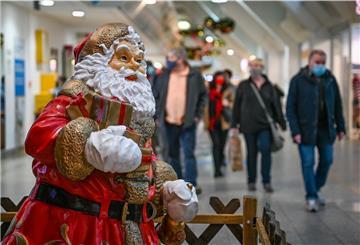Ein Weihnachtsmann als Figur.