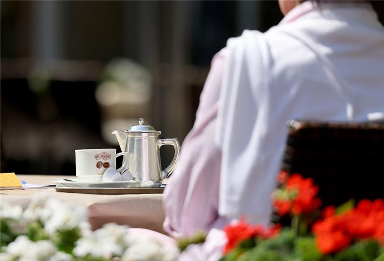 Wer als Bremerhavener Gastronom Tische und Stühle auf öffentliche Flächen stellt, muss künftig höhrere Gebühren zahlen.