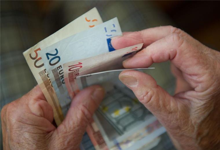 Wer als Rentner über dem Freibetrag liegt, muss eine Steuererklärung abgeben.