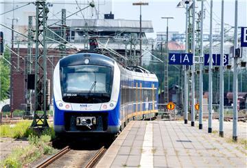 Eine Regio-S-Bahn der NordWestBahn verlässt den Hauptbahnhof in Fahrtrichtung Bremen. 