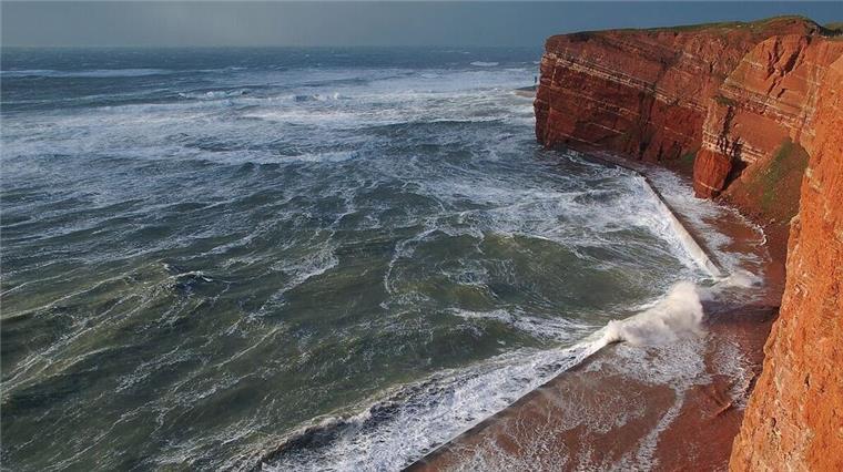 Sturm kappt Fährverbindung zwischen Cuxhaven und Helgoland Die Westklippen von Helgoland bei Sturm.