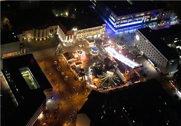 Wer auf dem Bremerhavener Weihnachtsmarkt Glühwein trinkt, bekommt ihn je nach Stand in unterschiedliche Becher gefüllt. Warum gibt es keine einheitlichen, schön gestalteten Trinkgefäße?