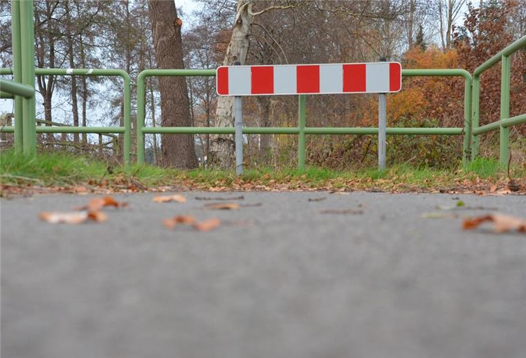 Dipshorn: Anlieger stellen sich bei Radweg quer Wer auf dem Rad aus Otterstedt kommend nach Dipshorn fahren will,dem steht an der Kreisgrenze diese Sperre im Weg. Der Fahrradweg endet im Nichts.