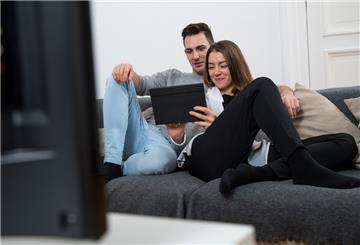 Wer auf dem Tablet statt dem Fernseher Serien streamt, spart Strom.