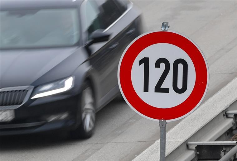 Auf der Autobahn steht ein Schild zur Höchstgeschwindigkeit von 120 Stundenkilometern