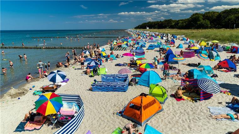 Wer auf der Ostsee-Halbinsel Fischland-Darß-Zingst leben möchte, muss dem Küstenreport zufolge für seine Immobilie im Schnitt fast 4.500 Euro pro Quadratmeter bezahlen. (Archivbild)