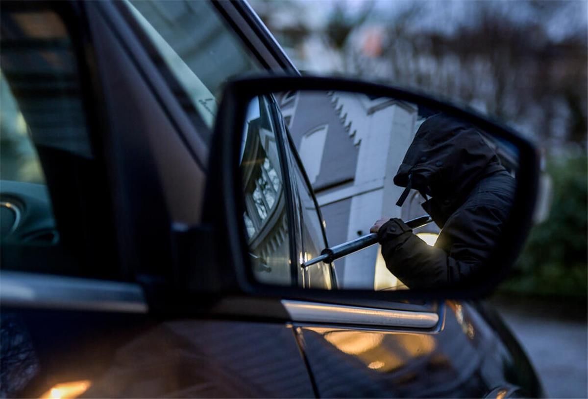 Eine gestellte Szene:  Ein Aufbruch, der kein Anfang ist - zumindest kein guter für den Besitzer eines gestohlenen Autos. Danach folgt viel Arbeit. Wer Auto und Schlüssel richtig sichert, macht es Dieben deutlich schwerer. Experten raten zu einer Kombination aus Technik und umsichtigem Verhalten.