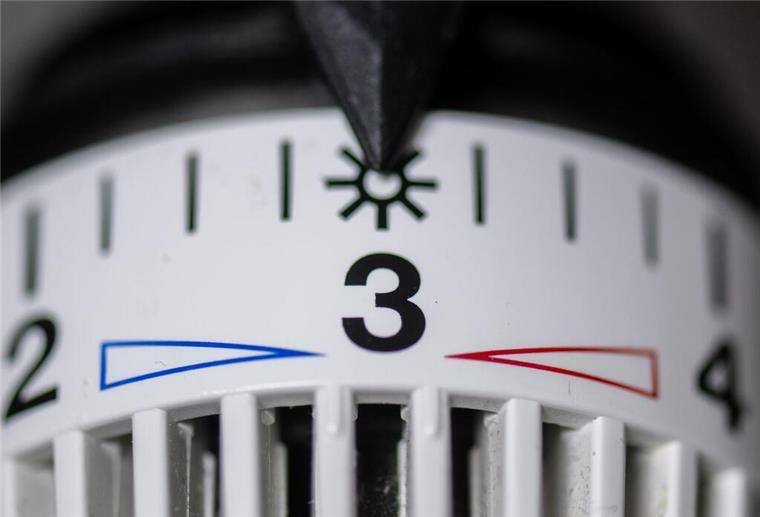 Der Thermostat an einem Heizkörper ist auf Stufe drei eingestellt. 