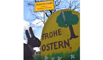 Wer den Ostereistedter Ortseingang passiert, der darf sich willkommen fühlen und über den jährlich wiederkehrenden Gruß freuen: „Frohe Ostern“.