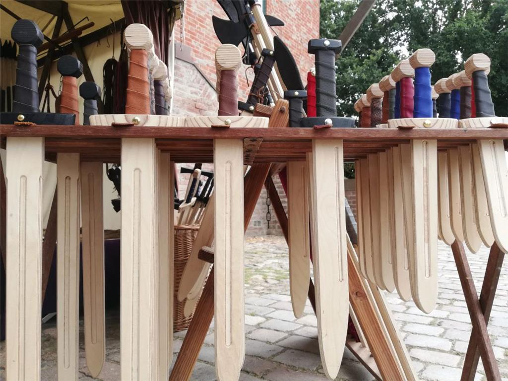 Wer die Wahl hat, hat die Qual: Hölzernes Handwerkszeug für Nachwuchsritter. Fot...