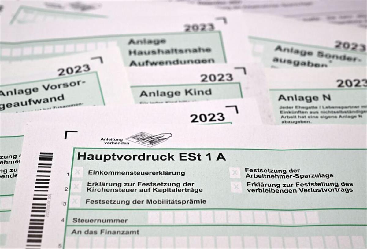 Zwangsgelder bei der Steuererklärung vermeiden - Fristen, die du kennen solltest Dokumente einer Steuererklärung