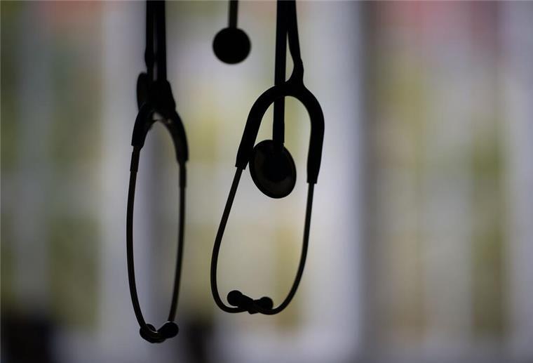 Neue Forderung betrifft Millionen Patienten: Facharztbesuch bald nur noch gegen Aufpreis? Stethoskope hängen während eines Pressetermins in einer Praxis.