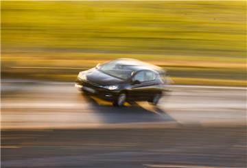 Ein Auto fährt über die Bundesstraße B6 in der Region Hannover.