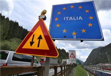 Autos an der Grenze zu Italien. 