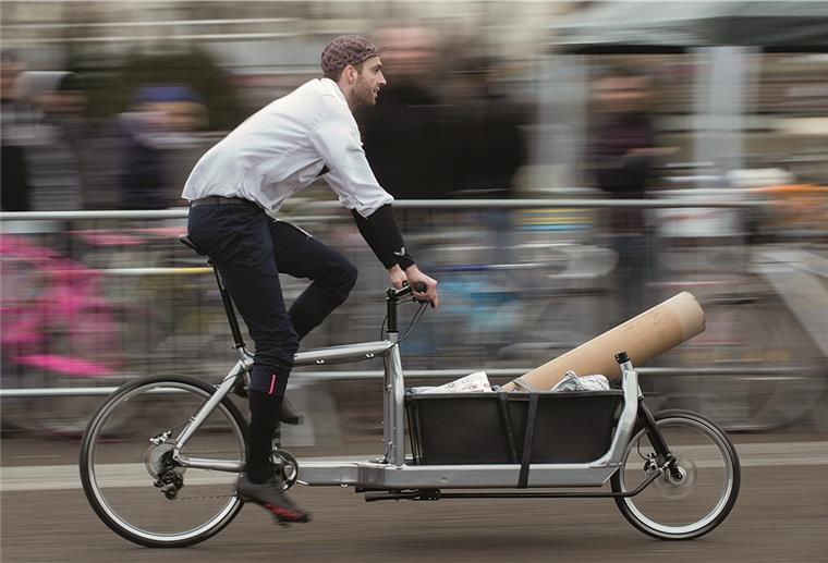 Mit der Rikscha zum Einkaufen Ein Teilnehmer des 2. Internationalen Lastenradrennens fährt mit seinem Lastenfahrrad auf dem Tempelhofer Feld.