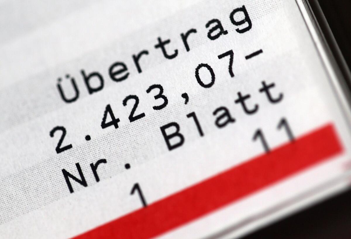 P-Konto-Bescheinigung: So bekommst du einfach mehr Freibetrag Ein Bankauszug im Minus.
