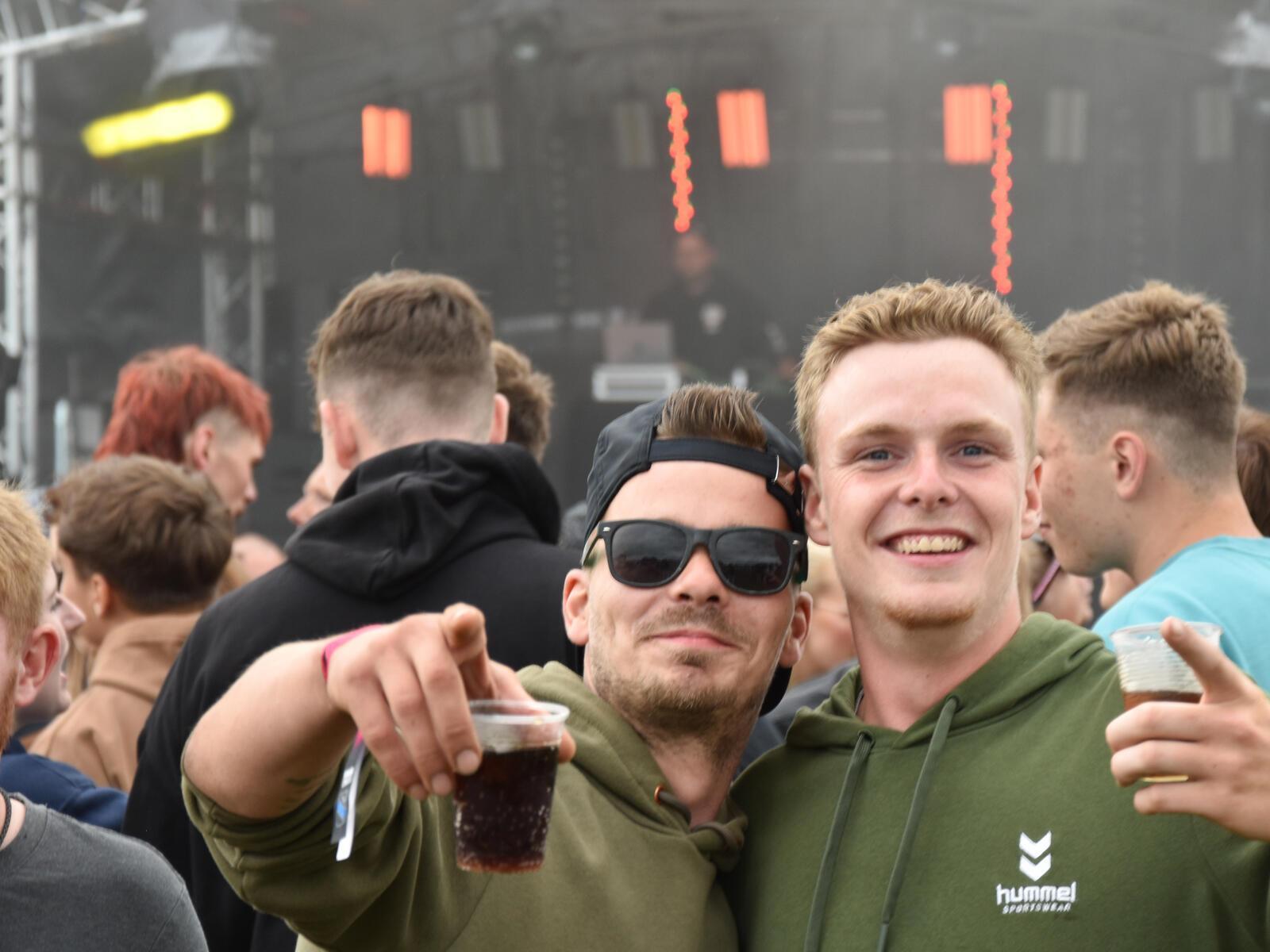 Wer eine Kamera erspäht, will direkt ein Foto. So wie diese beiden jungen Herren...