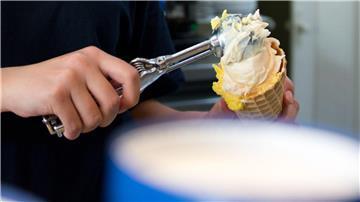 Wer einen Ferienjob zum Beispiel in einer Eisdiele annimmt, sollte vorher laut Gewerkschaftsbund die Arbeit in einem Vertrag regeln.