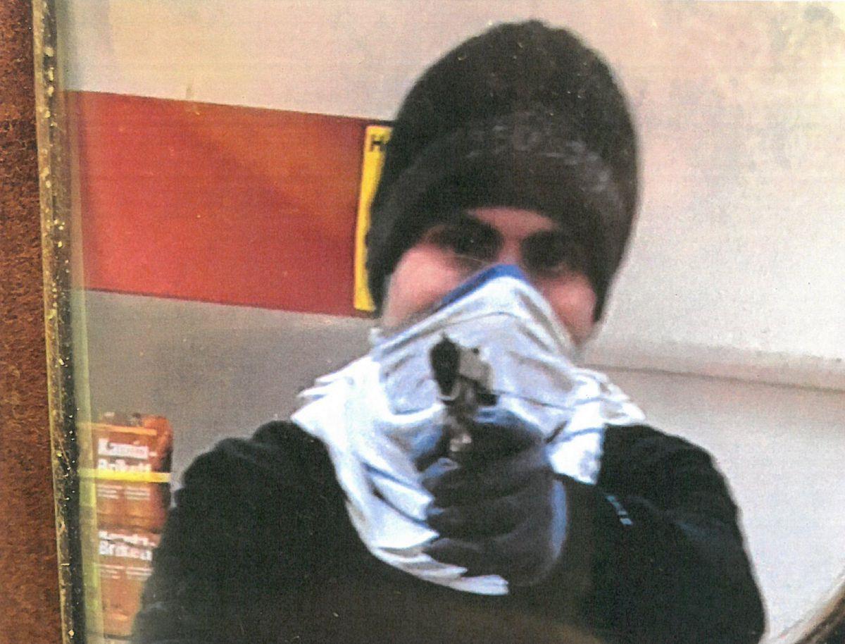 Wer erkennt diesen Räuber? Der Kriminelle hat am Samstag einen Supermarkt in Bremen-Huchting überfallen.