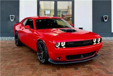 Roter Dodge Challenger vor Front des KW Autohauses - 