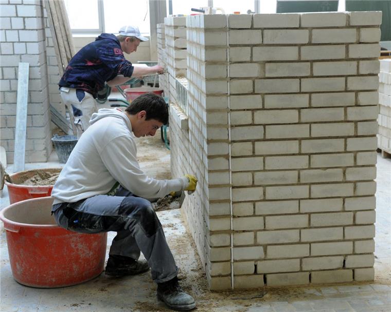 Wer fleißige Handwerker-Lehrlinge sehen will, der muss sie erst einmal suchen. Der Baubranche mangelt es an Nachwuchs.  