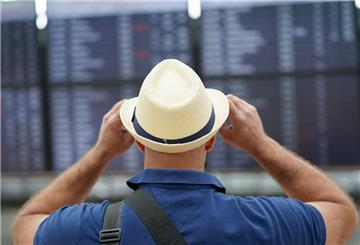 Wer ganz flexibel ist, kann an den Flughafen fahren und dort eine Reise buchen, die Stunden später losgeht. Veranstalter nennen das Super-Last-Minute.