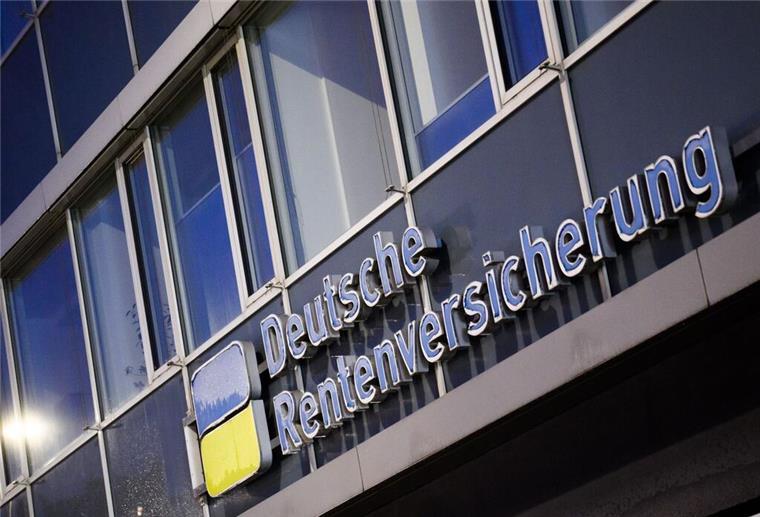 Deutsche Rentenversicherung steht an einer Hausfassade