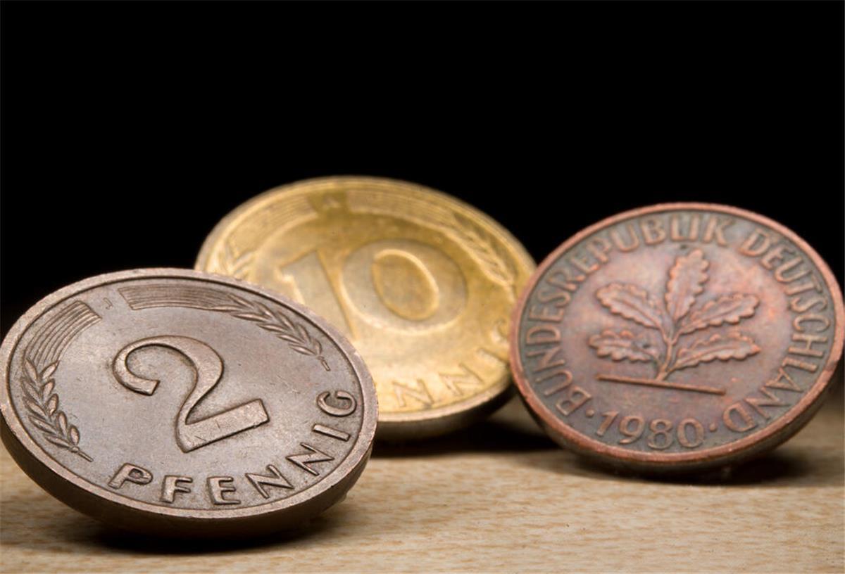 Münzschatz in der Schublade? Seltene Pfennig-Münze ist bis zu 5000 Euro wert! Pfennigstücke liegen auf einem Tisch nebeneinander. Wer Glück hat, dem winkt das große Geld. Eine bestimmte Pfennig-Münze kann Tausende Euro wert sein.