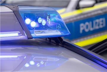 Ein Blaulicht auf dem Dach eines Polizeifahrzeugs.