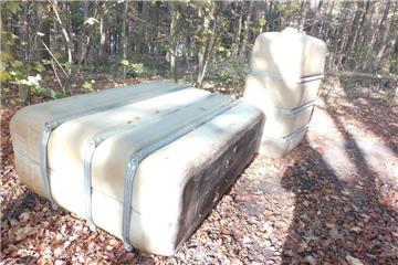 Wer hat diese Tanks im Wald bei Lintig (Geestland) entsorgt?