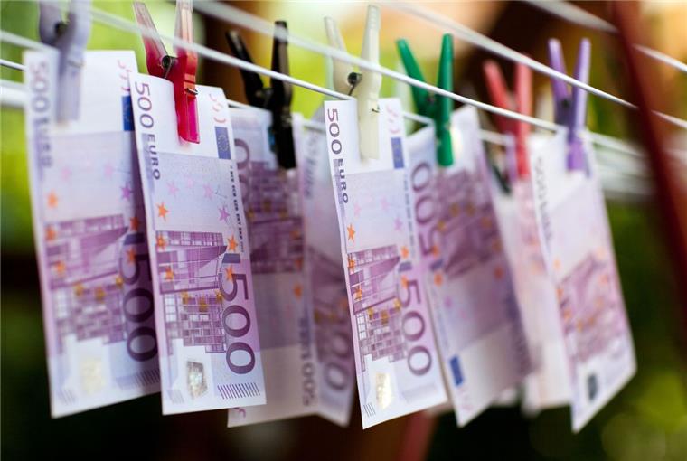 Wer ihn hat, hat's mitunter schwer. Viele Banken tauschen den 500-Euro-Schein nur um, wenn man dort Kunde ist.