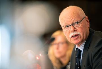 Wer im Land Bremen das Z-Symbol nutzt, muss mit einem Bußgeld rechnen. Das machte Innensenator Ulrich Mäurer (SPD) am Montag deutlich.