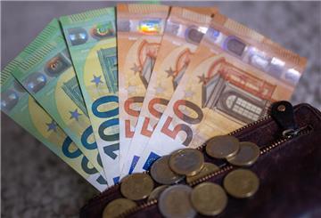 Geldscheine mit dem Wert von 100 und 50 Euro stecken in einem Geldbeutel. Minijobber haben seit Jahresbeginn neue Verdienstgrenzen.