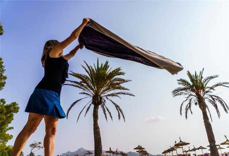Streit um Poolliegen: Hotels dürfen Handtuch-Reservierung untersagen Wer im Urlaub früh Liegen mit Handtüchern belegt, riskiert Ärger.