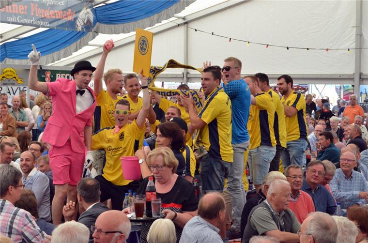Wer im voll besetzten Festzelt beim Dedesdorfer Schweinemarkt eine Show abzieht, hat gute Chancen das Schwein zu gewinnen. Die Landwürder Fußballer haben im vergangenen Jahr gezeigt, wie's geht. 