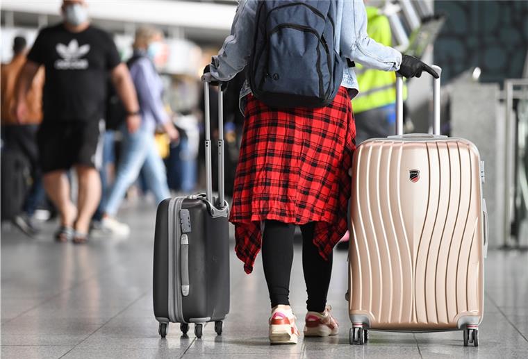 Corona: Was beim Reisen zu beachten ist Wer in Corona-Zeiten verreisen möchte, der muss einiges im Blick haben. Reisewarnungen, Sicherheitsregeln und Quarantänevorgaben machen es Urlaubern in diesem Jahr nicht leicht. Da hilft es, sich vorher genau zu informieren.