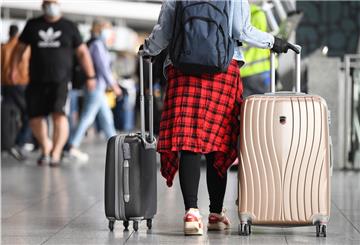 Wer in Corona-Zeiten verreisen möchte, der muss einiges im Blick haben. Reisewarnungen, Sicherheitsregeln und Quarantänevorgaben machen es Urlaubern in diesem Jahr nicht leicht. Da hilft es, sich vorher genau zu informieren.