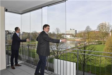 Wer in dem Neubau an der Rheinstraße wohnen möchte, muss mindestens zehn Euro pro Quadratmeter bezahlen. Es gibt aber Wohnungen, die noch teurer sind, wissen 
Jörg Thaden  (rechts) und Marco Kewes vom Gutachterausschuss. 